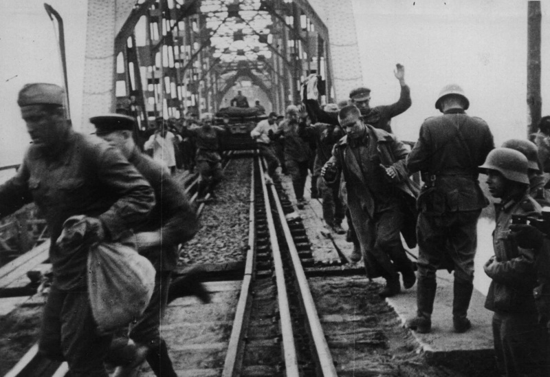 Советские военнопленные на железнодорожном мосту в Бресте. 22 июня 1941 г.