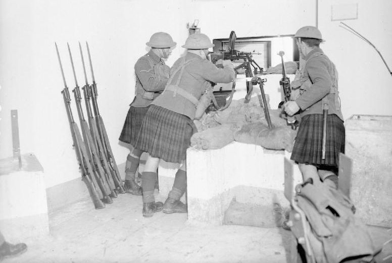 Солдаты 1-го батальона Британских экспедиционных войск на блокпосту. 12 ноября 1939 г.