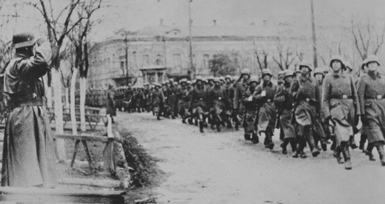 Немцы во время парада в Керчи. Ноябрь 1941 г.