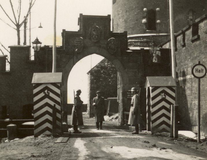Одни из ворот Краковского гетто. 1941 г. 
