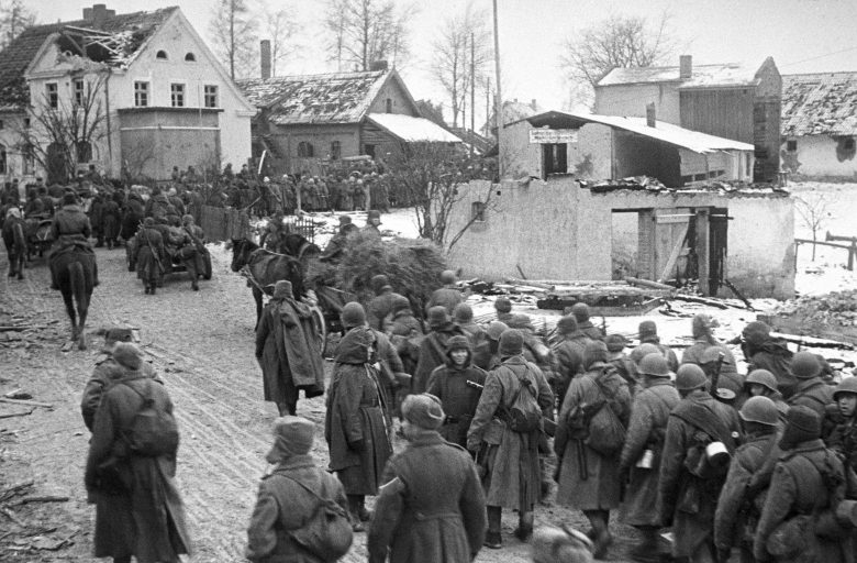 Красноармейцы на подходах к городу. 1 апреля 1945 г. 