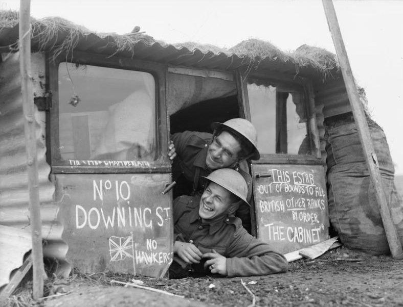 Солдаты британского экспедиционного корпуса и французских ВВС на линии фронта. Шутливые надписи «10 Downing Street» - адрес резиденции британского премьер-министра. 28 ноября 1939 г.