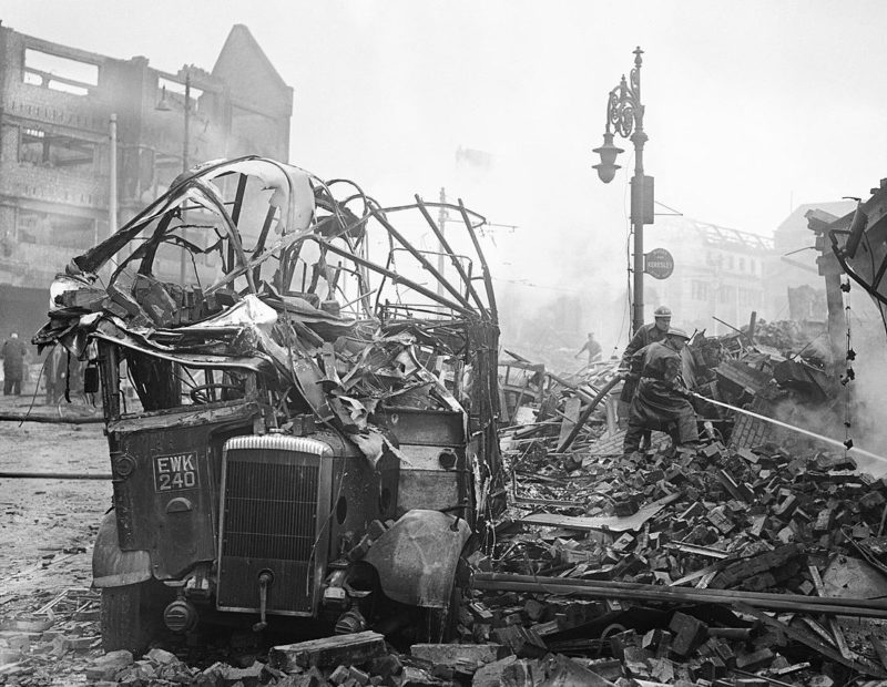 Разбитый автобус в центре города. Ноябрь 1940 г.