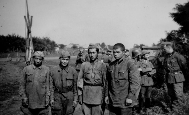 Пленные красноармейцы в районе Алушты. 1941 г. 
