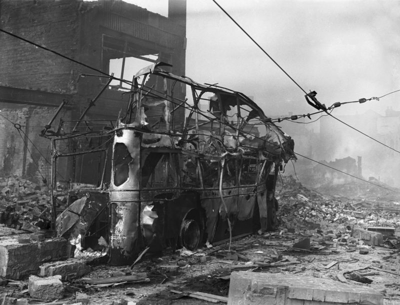 Обгорелый вагон трамвая. Ноябрь 1940 г.