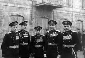 Капитан-лейтенант Леонов (крайний слева) среди однокурсников. 1949 г. 