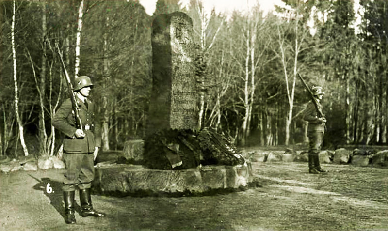Почетный караул возле памятника в Нойкурене. 1941 г.