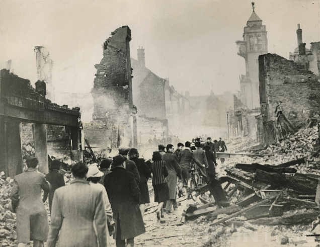 Жители города пробираются сквозь завалы утром 15 ноября 1940 г. 