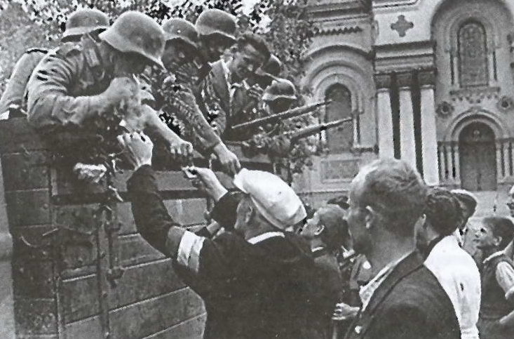 Жители Каунаса угощают немецких солдат сигаретами. 26 июня 1941 г. 