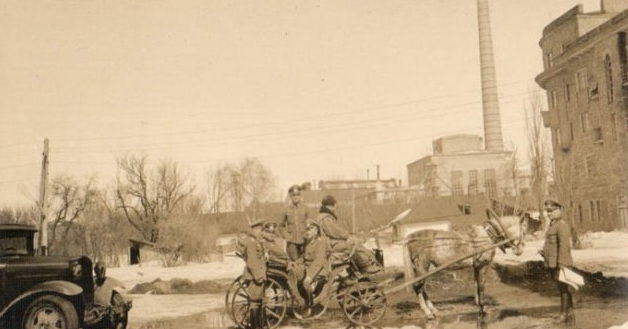 Весна в городе. 1942 г. 