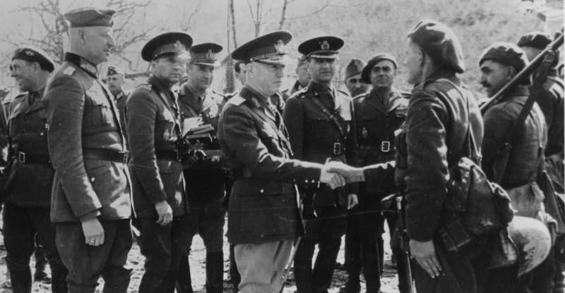 Маршал Ион Антонеску и командующий немецкой 11-й армией генерал Эрих фон Манштейн во время смотра румынский частей в Крыму. 1942 г.