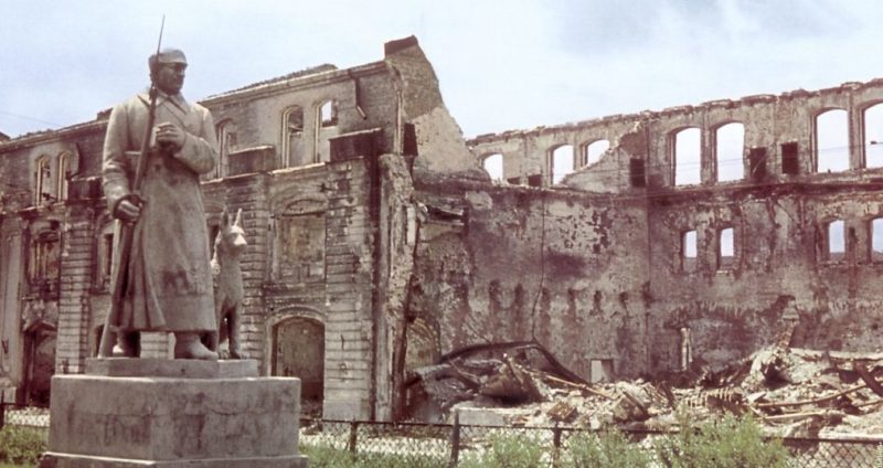 Развалины Красных казарм. Апрель 1942 г.