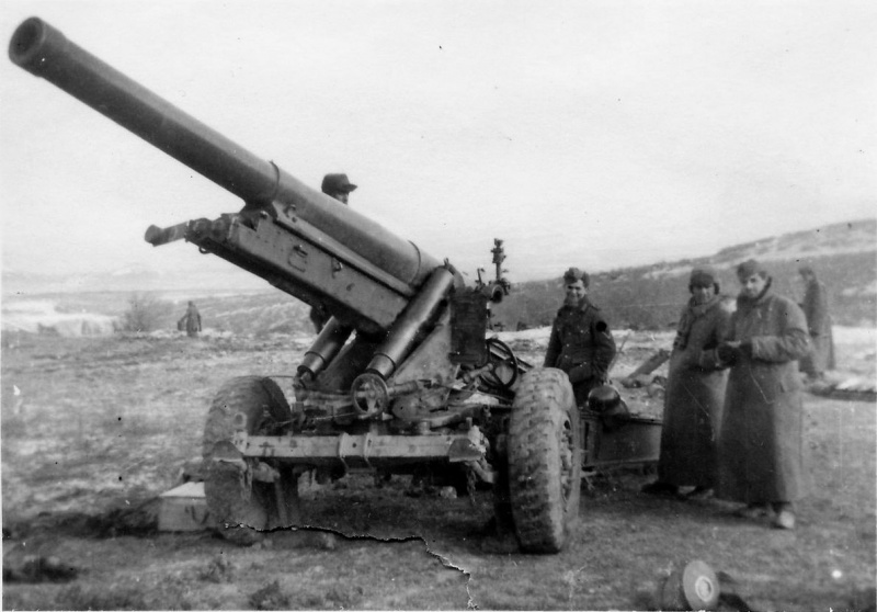 Расчет возле немецкой 150-мм тяжелой гаубицы в Крыму.1942 г. 