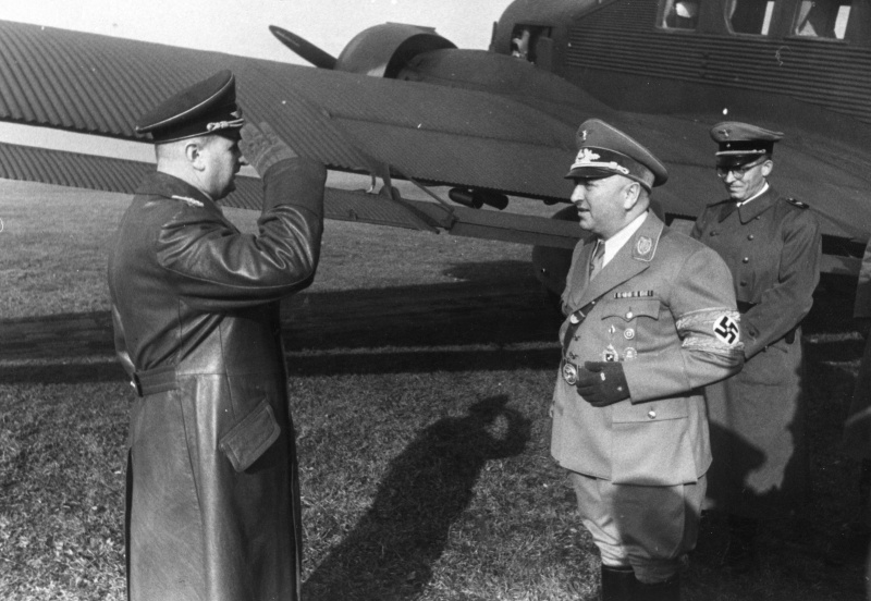 Встреча руководителя «Германского трудового фронта» (DAF) рейхсляйтера Роберта Лея на аэродроме у Кракова. Август 1941 г.