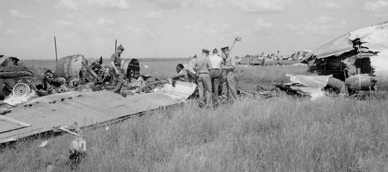 Американские офицеры среди обломков бомбардировщика B-17, уничтоженного немецкой бомбардировкой на аэродроме под Полтавой.