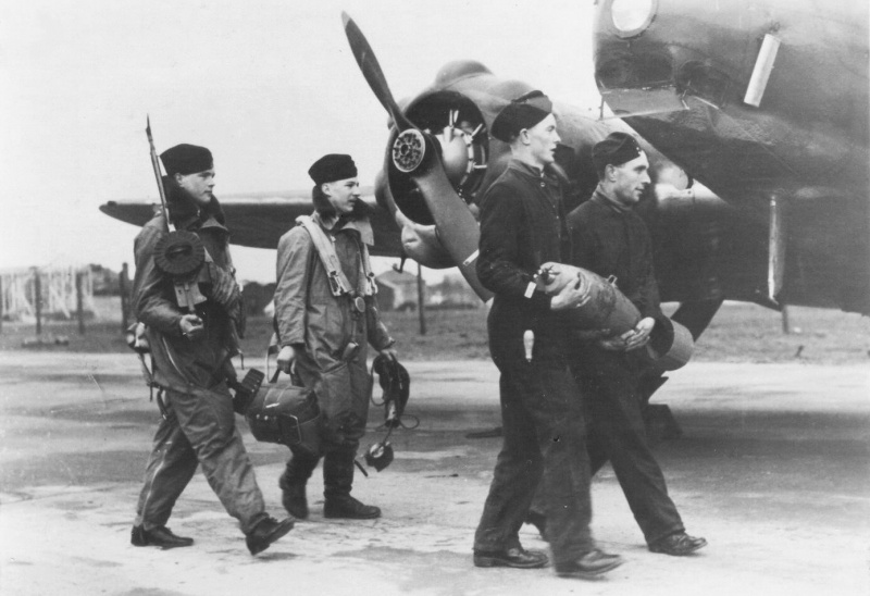 Экипаж и наземный персонал из 502-й эскадрильи Королевских ВВС. 1939 г.