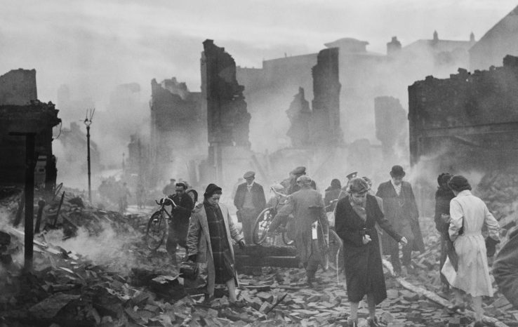 Жители города пробираются сквозь завалы утром 15 ноября 1940 г. 