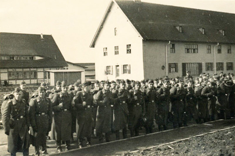 Солдаты у казармы. 1942 г.