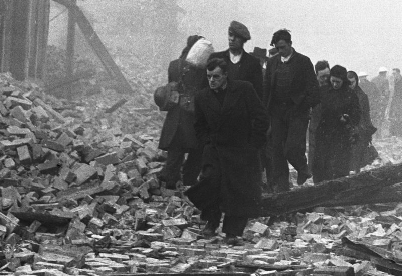Жители города пробираются сквозь завалы утром 15 ноября 1940 г.