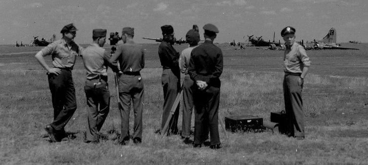 Американцы осматривают аэродром после бомбардировки.