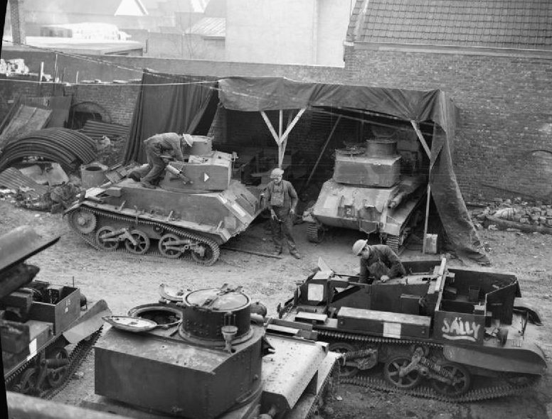 Ремонт легких танков Mk-VI в авторемонтном цехе RASC. 3 января 1940 г.
