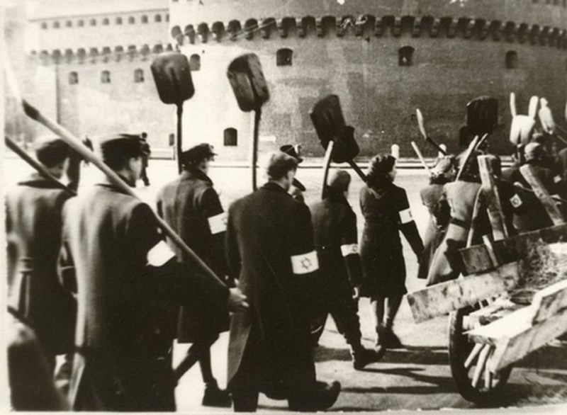 Евреи из гетто направляются на работу. 1942 г.