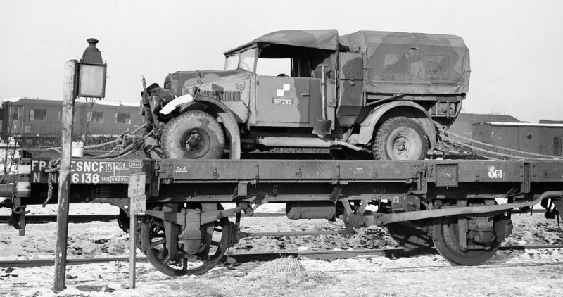 Грузовой автомобиль Morris-Commercial CS8 на железнодорожной платформе в Аррасе. 3 января 1940 г.
