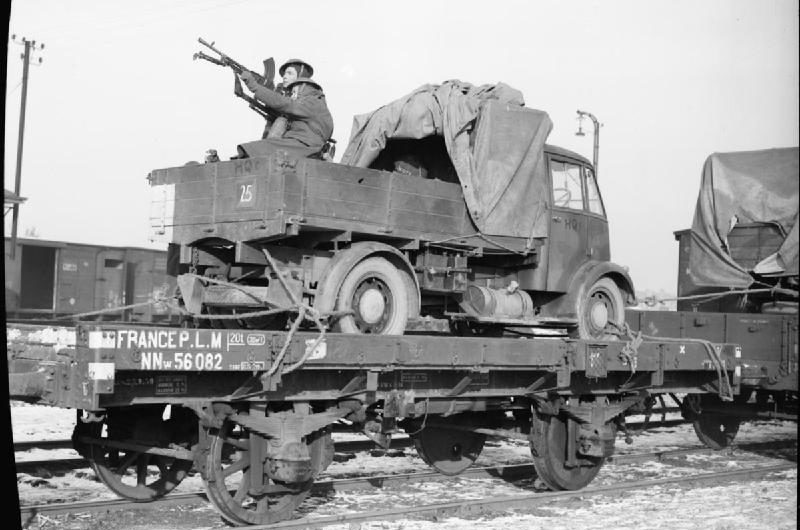 Пулемет Брен на зенитном станке в кузове грузовика во время перевозки на железнодорожной платформе в Аррасе. 3 января 1940 г.