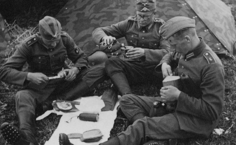 Обычный солдатский обед на позиции.