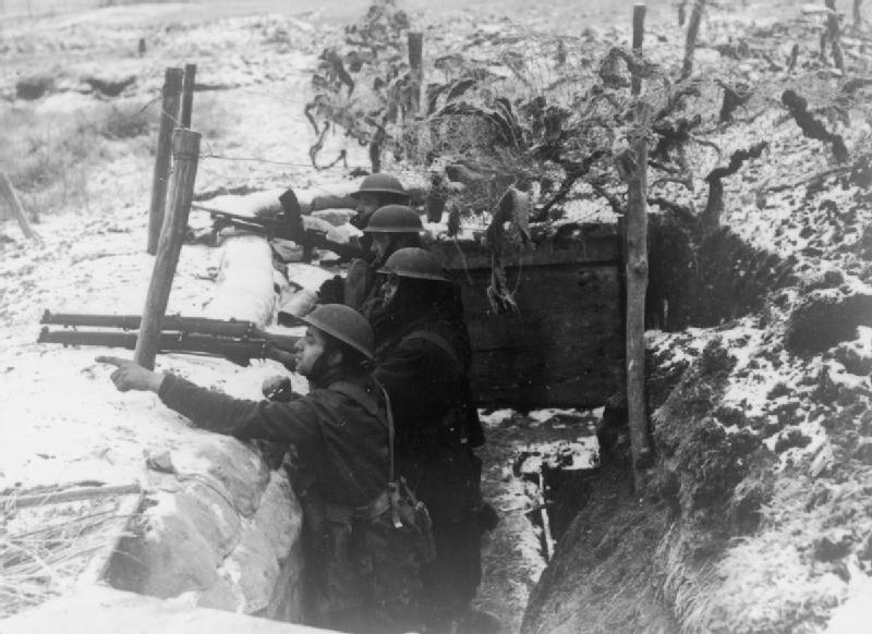 Солдаты 2-го батальона королевских стрелков в окопе перед линией Мажино. 3 января 1940 г.
