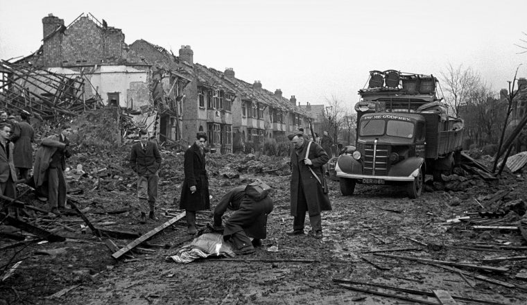 Британские спасатели идентифицируют погибших после бомбардировки. Ноябрь 1940 г.