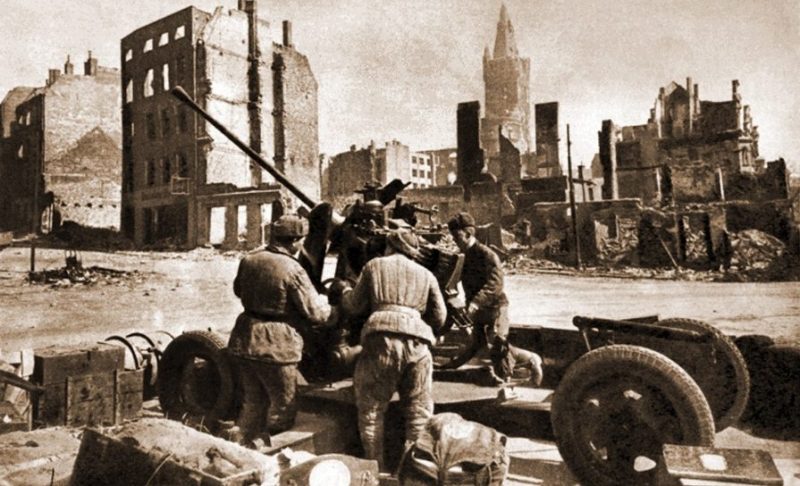 Советские зенитчики на городской улице. Апрель 1945 г.