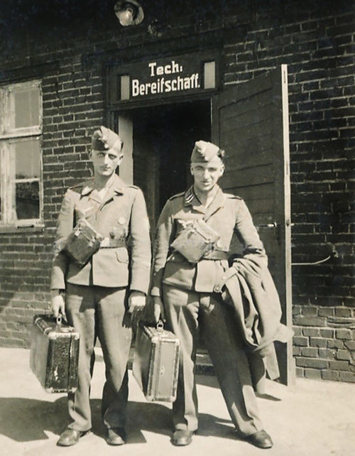Летчики Люфтваффе на улице города. 1943 г.