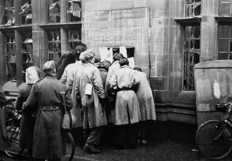 Жители Ковентри читают вывешенные списки жертв налета. Ноябрь 1940 г.
