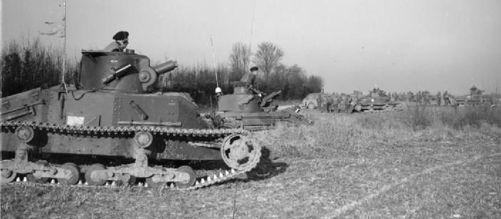 Танковый полк Матильд с пехотой 2-го батальона Северного Стаффордширского полка во время учений в Хебутерне. 11 января 1940 г.