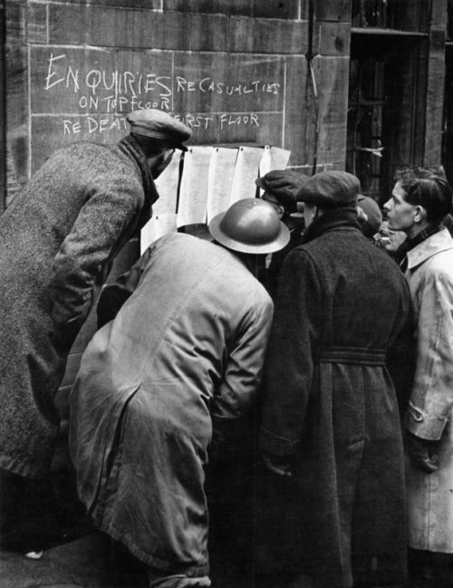 Жители Ковентри читают вывешенные списки жертв налета. Ноябрь 1940 г.
