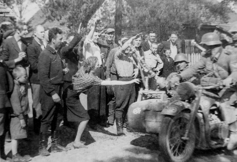 Жители литовской деревни встречают немецких солдат 12-ой танковой дивизии. Июнь 1941 г.