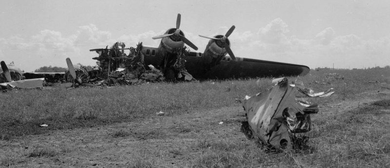 Обломки американских бомбардировщиков B-17 на аэродроме под Полтавой после немецкого авианалета 22 июня 1944 года.