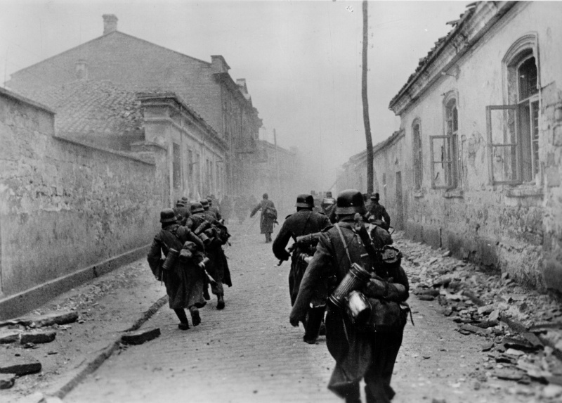 Немецкие солдаты в Евпатории. Январь 1942 г. 