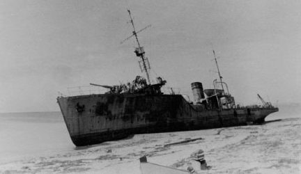 Тральщик «Взрыватель», выброшенный на евпаторийский берег. Январь 1942 г.