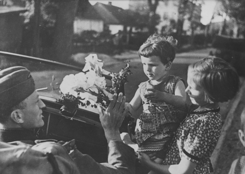 Жители литовской деревни встречают немецких солдат 12-ой танковой дивизии. Июнь 1941 г.