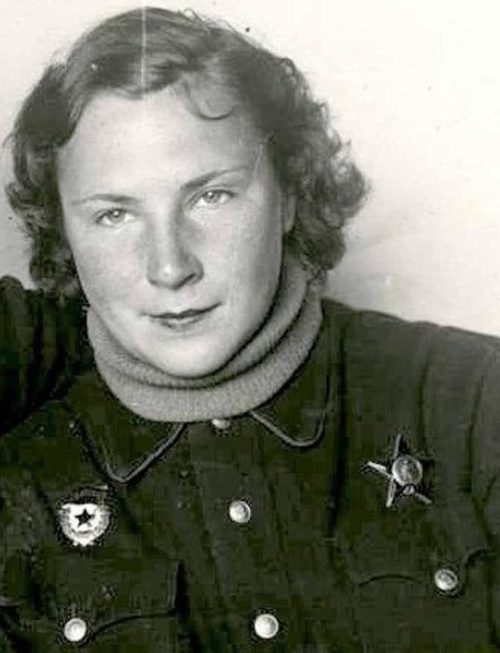 Литвяк после награждения орденом Красной Звезды. 1943 г.