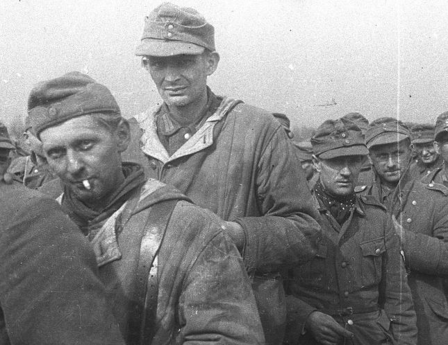 Немецкие военнопленные в районе Кенигсберга. Апрель 1945 г.
