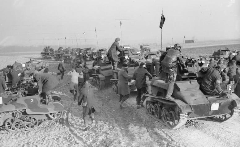Легкие танкисты МК-VI 7-й гвардейской драгунской гвардии во время учений в Букой. 12 января 1940 г.