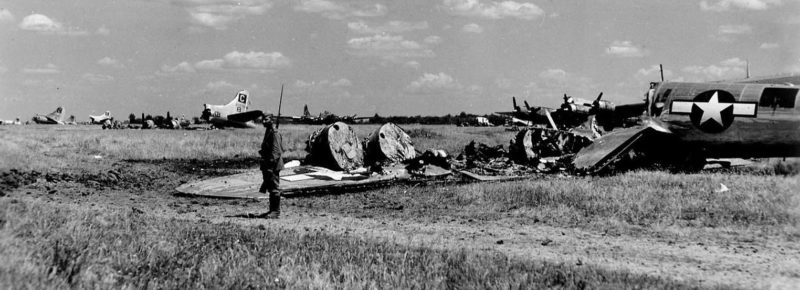 Обломки американских бомбардировщиков B-17 на аэродроме под Полтавой после немецкого авианалета 22 июня 1944 года.