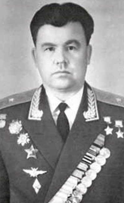 Дважды Герой Советского Союза генерал-майор авиации Плотников. 1975 г.