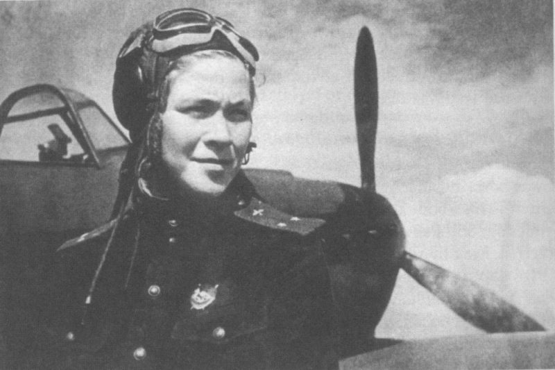 Старший лейтенант Литвяк у самолета. 1943 г.
