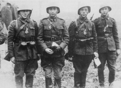 Кавалеристы 8-й румынской бригады, награжденные железными крестами за разгром советского десанта. Январь 1942 г.