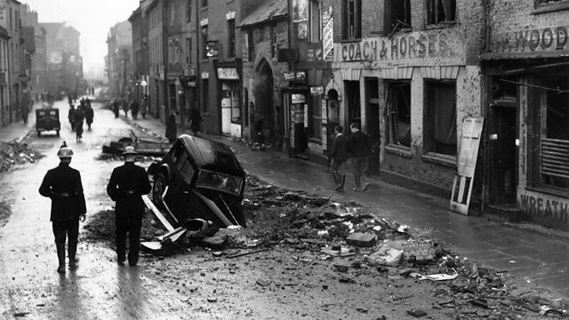 Улицы после бомбардировки. 16 ноября 1940 г. 