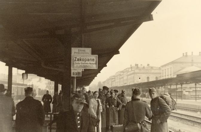 Перрон железнодорожного вокзала. 1942 г. 